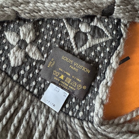 AUTHENTIC LOUIS VUITTON Grey Wool/Silk Logomania Scarf - Picture 3 of 9